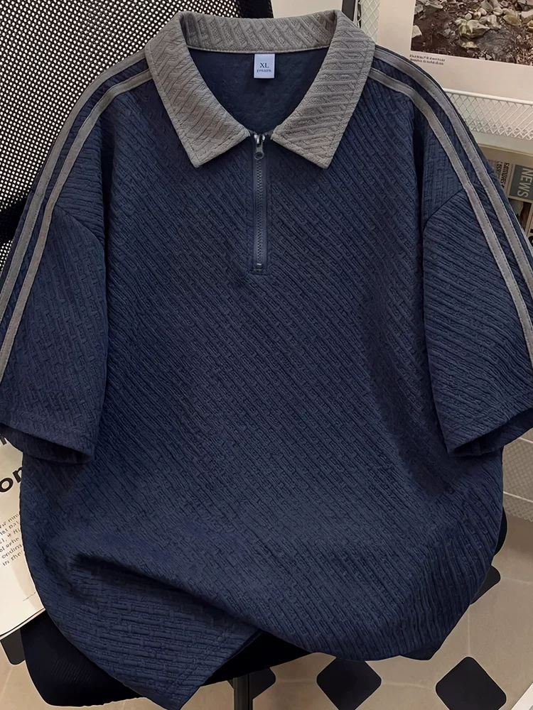 Áo thun nam Jeanswest chất liệu jacquard phối màu sọc, cổ nửa khóa kéo, mùa hè, dáng rộng, thoáng khí, cao cấp, thân thiện với da, tay ngắn.