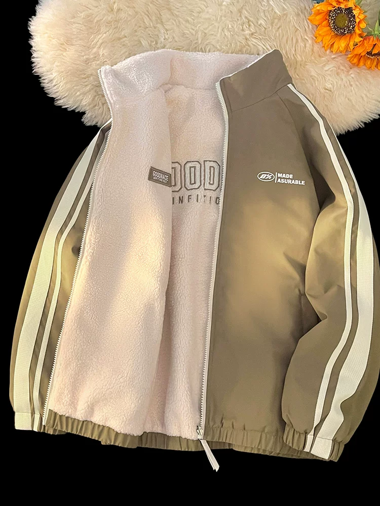 Áo khoác nam Jeanswest kẻ sọc phối màu, chất liệu lông cừu hai lớp giữ ấm, lót lông cừu, dành cho mùa thu đông.
