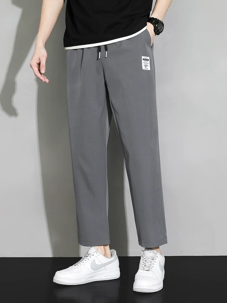 Quần dài mùa hè mỏng chất liệu lụa đá chín phần của Jeanswest dành cho nam, kiểu dáng đa năng, rộng rãi, thẳng, nhanh khô, thoáng khí, quần thể thao.