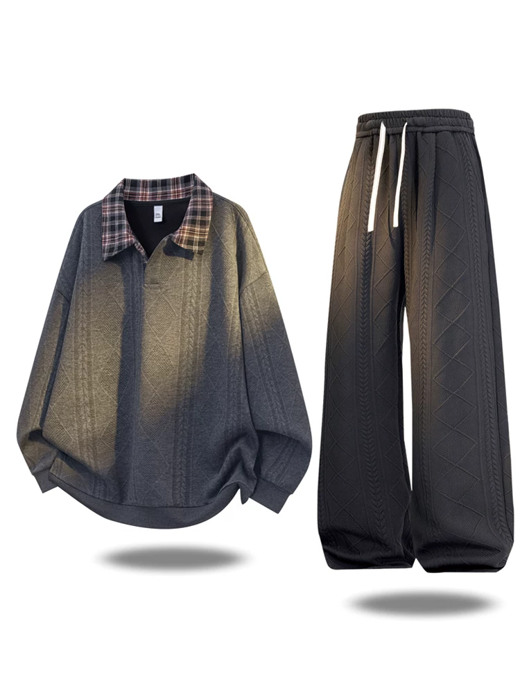 Bộ quần áo nam Jeanswest gồm áo sweatshirt cổ trụ và quần ống thẳng, chất liệu nỉ, dành cho mùa thu đông.