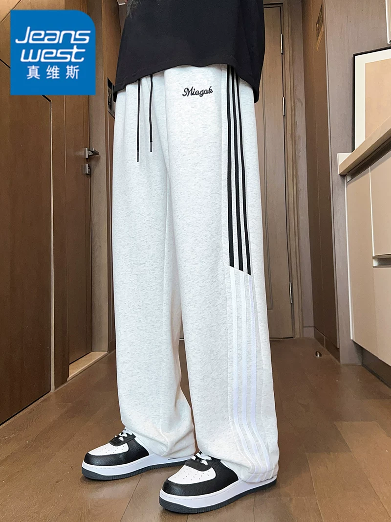 Quần thể thao ống đứng ba sọc phối màu kiểu Mỹ của Jeanswest dành cho nam, mùa xuân thu, quần dài ống rộng dáng rộng mang lại cảm giác cao cấp.