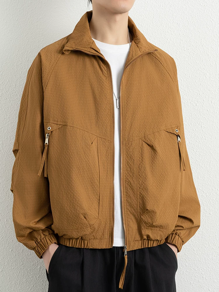 Áo khoác nam cổ đứng kiểu Mỹ của Jeanswest, màu trơn, phong cách thường ngày, dành cho mùa xuân thu, áo khoác ngoài dáng rộng đa năng, thương hiệu thời trang cao cấp.