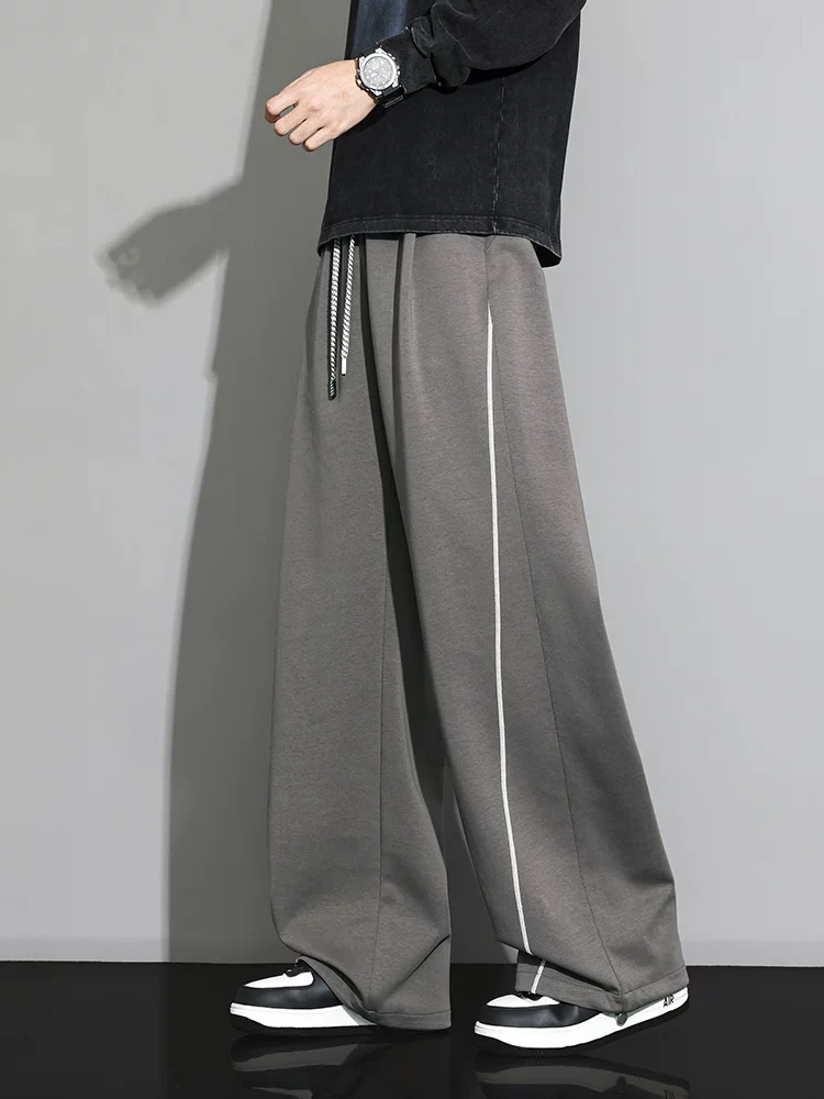 Quần dài nam Jeanswest màu phối, dáng suông, phong cách thường ngày, chất liệu dày dặn, có dây rút, hợp thời trang mùa xuân thu.