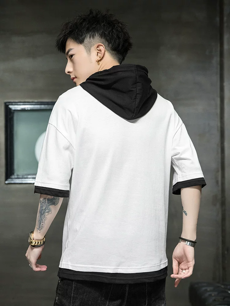 Áo thun ngắn tay giả hai mảnh có mũ trùm đầu mới của Jeanswest dành cho nam, áo thun mỏng, thoáng khí, đa năng, dáng rộng, phong cách thường ngày mùa hè.