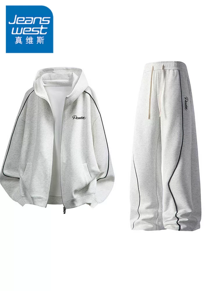 Bộ đồ thể thao nam hai mảnh Jeanswest gồm áo khoác cardigan có mũ dày dặn và quần dài ống thẳng, kiểu dáng thoải mái, thích hợp cho mùa xuân và mùa thu.
