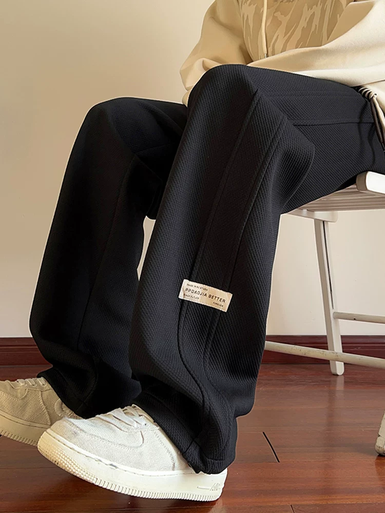 Quần dài nam Jeanswest phong cách Mỹ, màu đen, thời trang, xu hướng mới xuân thu 2026, chất liệu cao cấp, dáng rộng.