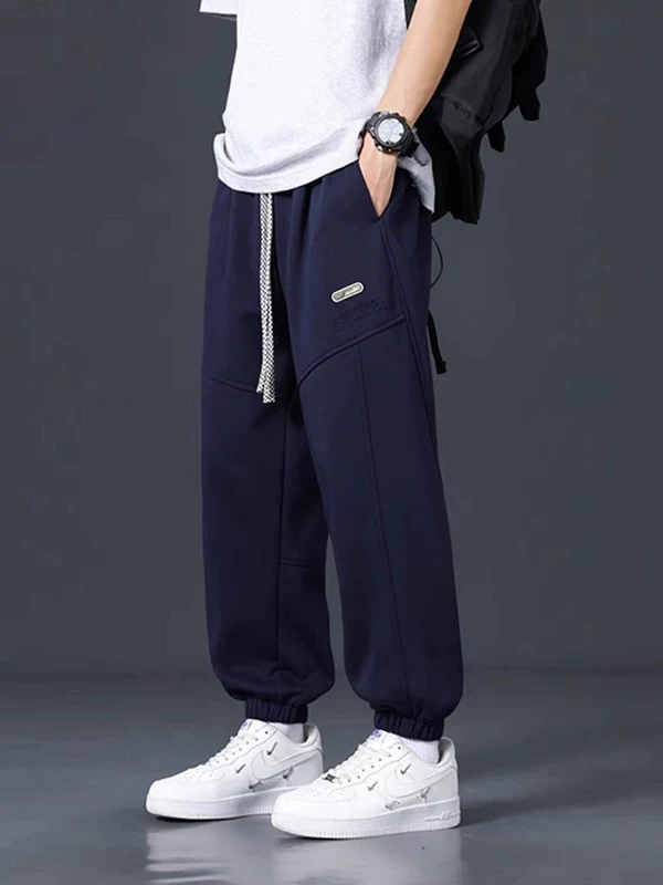 Quần thể thao dáng rộng in chữ màu trơn của Jeanswest dành cho nam, quần dài thể thao đa năng lót lông cừu mùa thu đông.