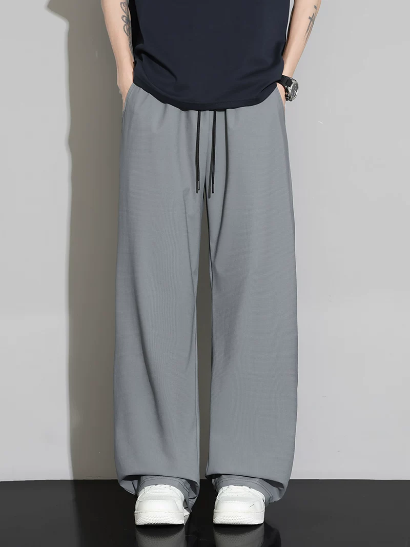 Quần dài nam chất liệu lưới tơ tằm Jeanswest, kiểu dáng suông, phong cách casual, cảm giác cao cấp mùa hè, dáng rộng, thân thiện với da, thoáng khí, chất liệu mềm mại.