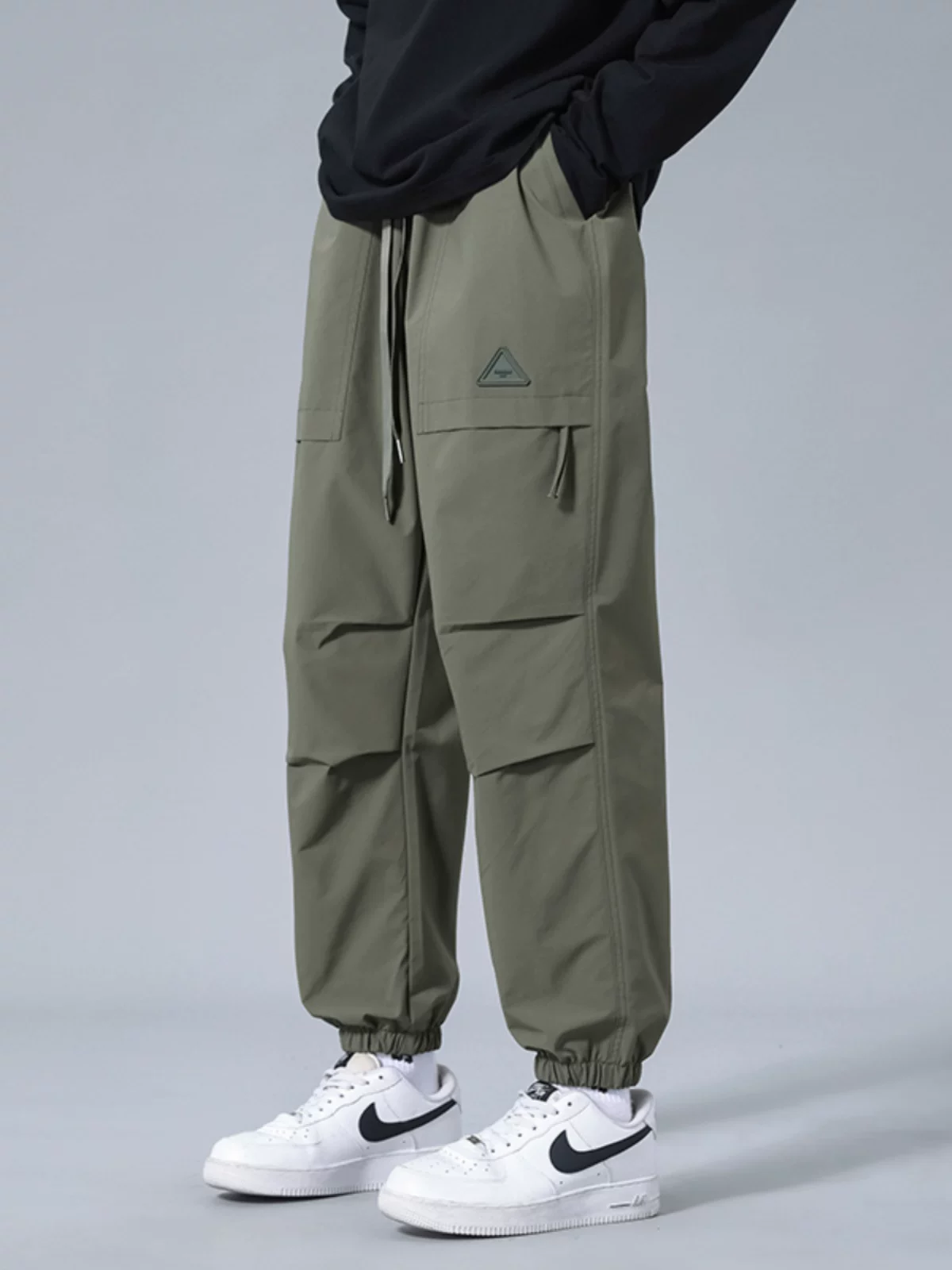 Quần jogger cargo đơn giản màu đen của Jeanswest dành cho nam, quần dài rộng ấm áp lót lông cừu mùa thu đông.
