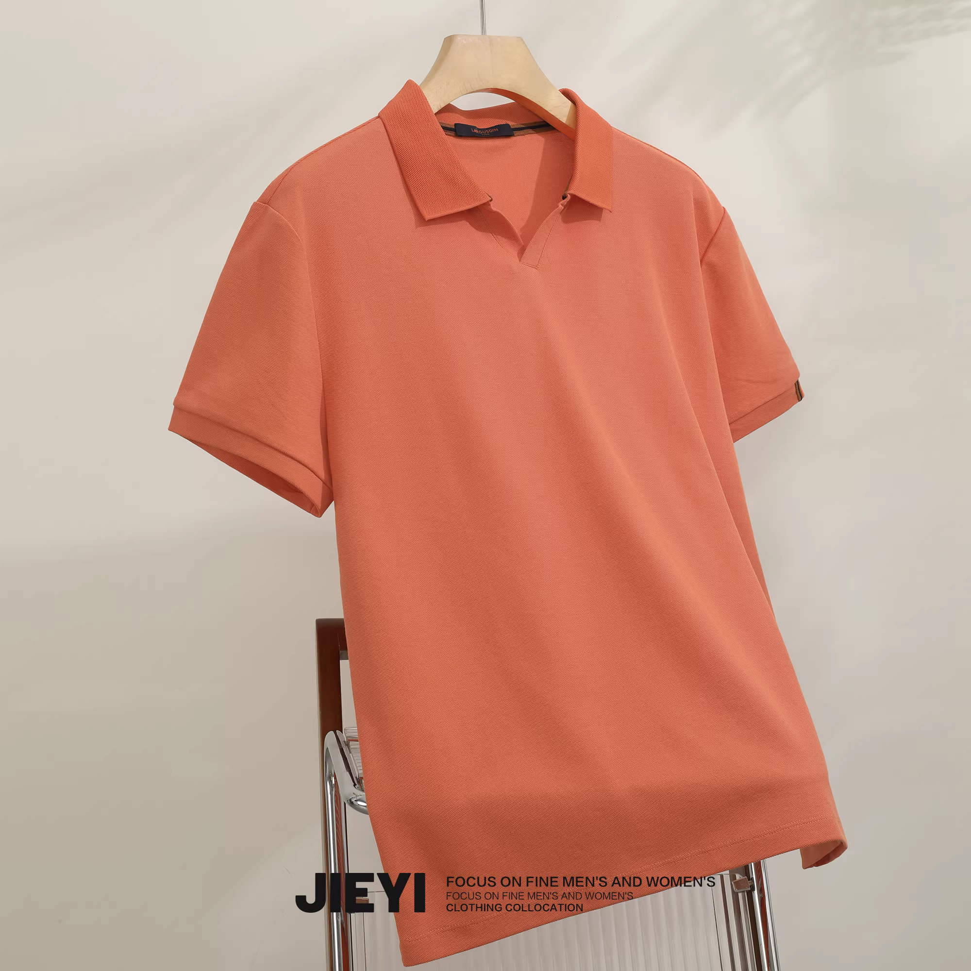 Áo sơ mi POLO ngắn tay màu trơn Dopamine tươi mới và thanh lịch dành cho nam, áo mùa hè bằng cotton thoáng khí và đa năng với cổ chữ V nhỏ.