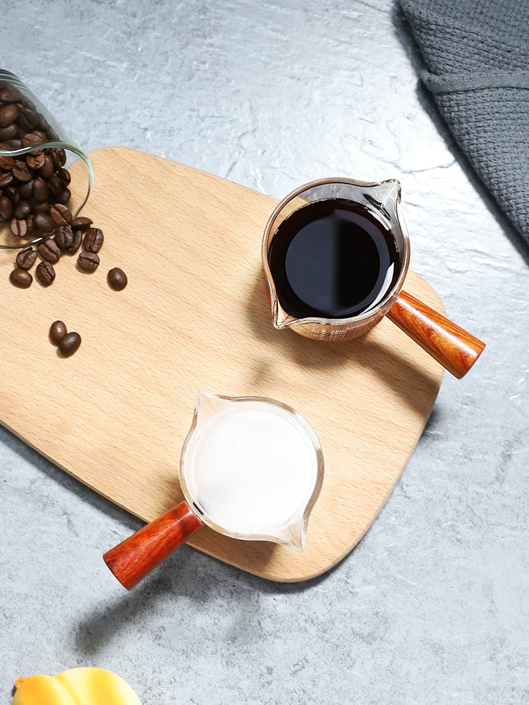 Cốc đựng sữa nhỏ kiểu Nhật, chất liệu thủy tinh, tay cầm gỗ, vòi nhỏ, bình đựng sữa nhỏ, bình đựng cà phê sữa nhỏ.