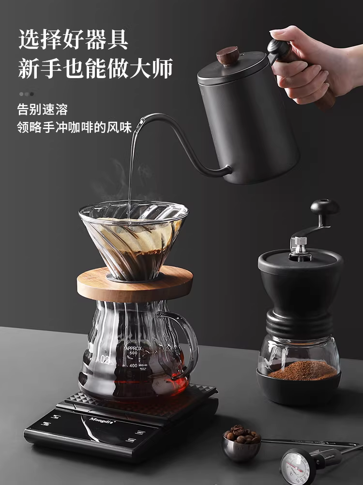 Bộ pha cà phê thủ công dùng tại nhà, bao gồm dụng cụ pha cà phê, bộ lọc cà phê, bình chia cà phê, máy xay và bộ ấm pha cà phê thủ công.