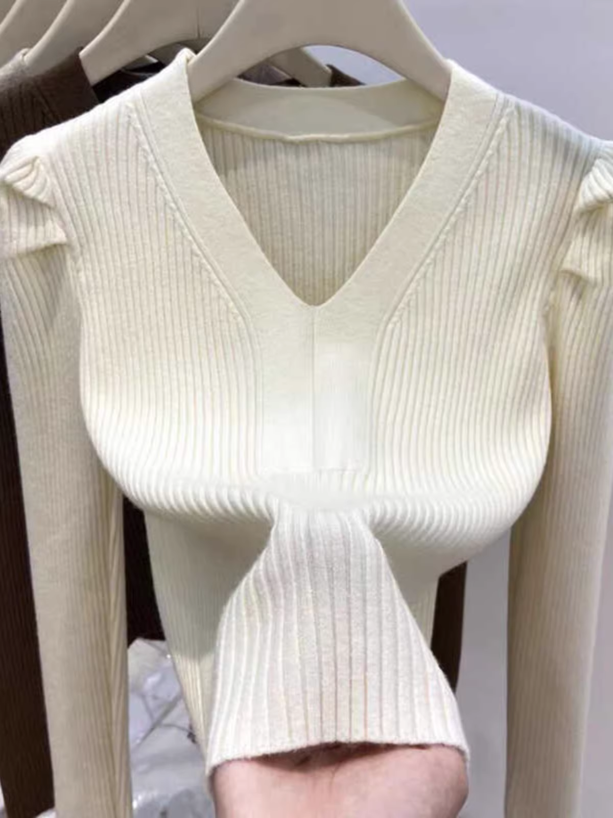 Áo thun nữ kiểu dáng châu Âu, giảm giá, có nhãn cắt, tay phồng, ôm sát, chất liệu dệt kim, kiểu dáng thời trang, tay dài.