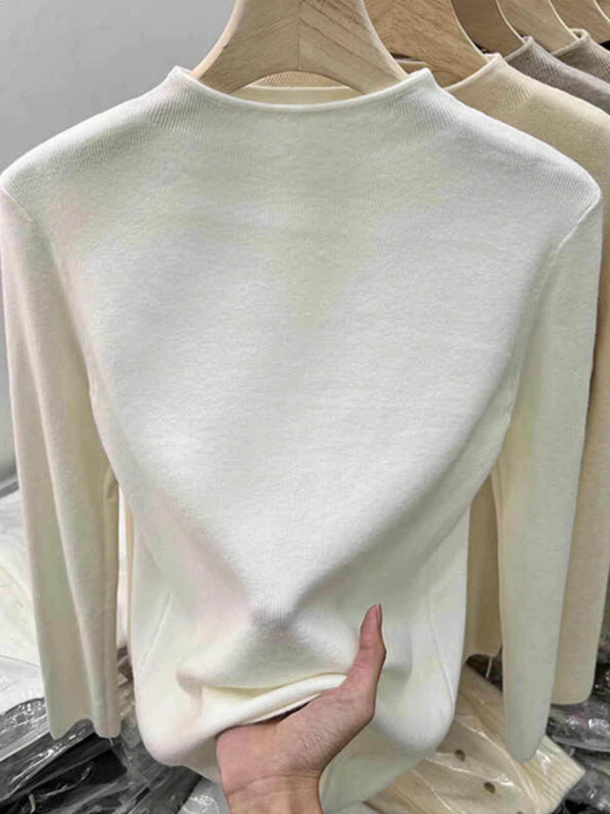 Quần áo nữ châu Âu giảm giá có thương hiệu, áo len dệt kim cổ cao nửa cổ, áo len chui đầu mùa thu đông, áo len mềm mại và ấm áp, áo lớp trong thời trang.