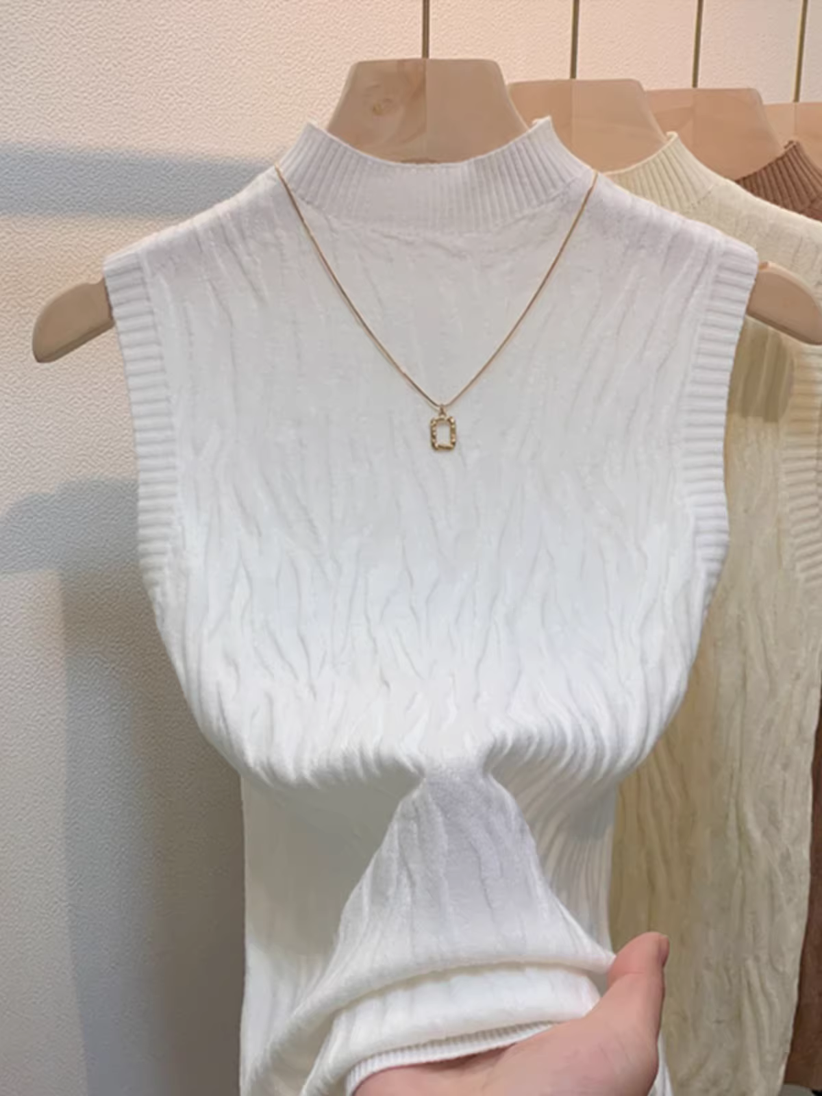 Hàng thanh lý quần áo nữ châu Âu, có mác cắt, áo kiểu dáng độc đáo cổ nửa cao không tay, áo len dệt kim thanh lịch.