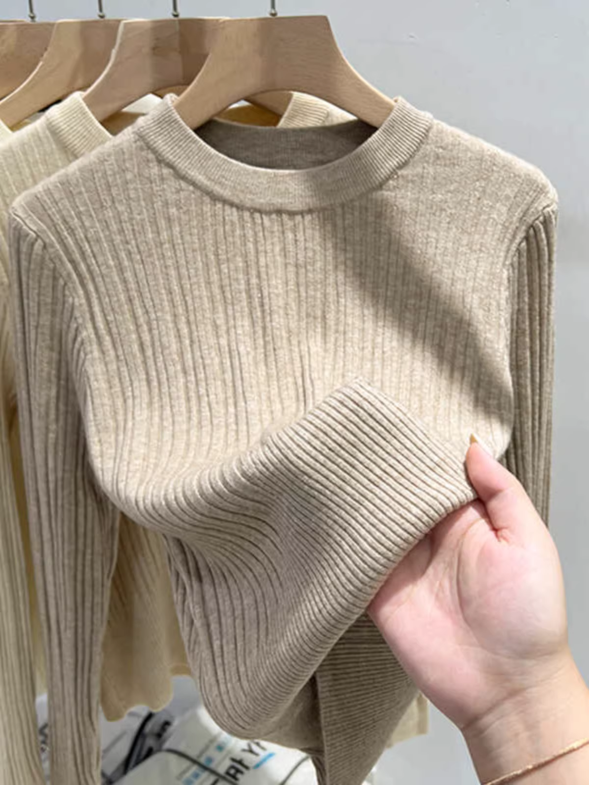 Áo thun nữ kiểu dáng châu Âu, hàng hiệu giảm giá, cổ tròn, chất liệu dệt kim, thích hợp mặc lớp trong mùa thu đông, ôm dáng, áo ngắn, thời trang.