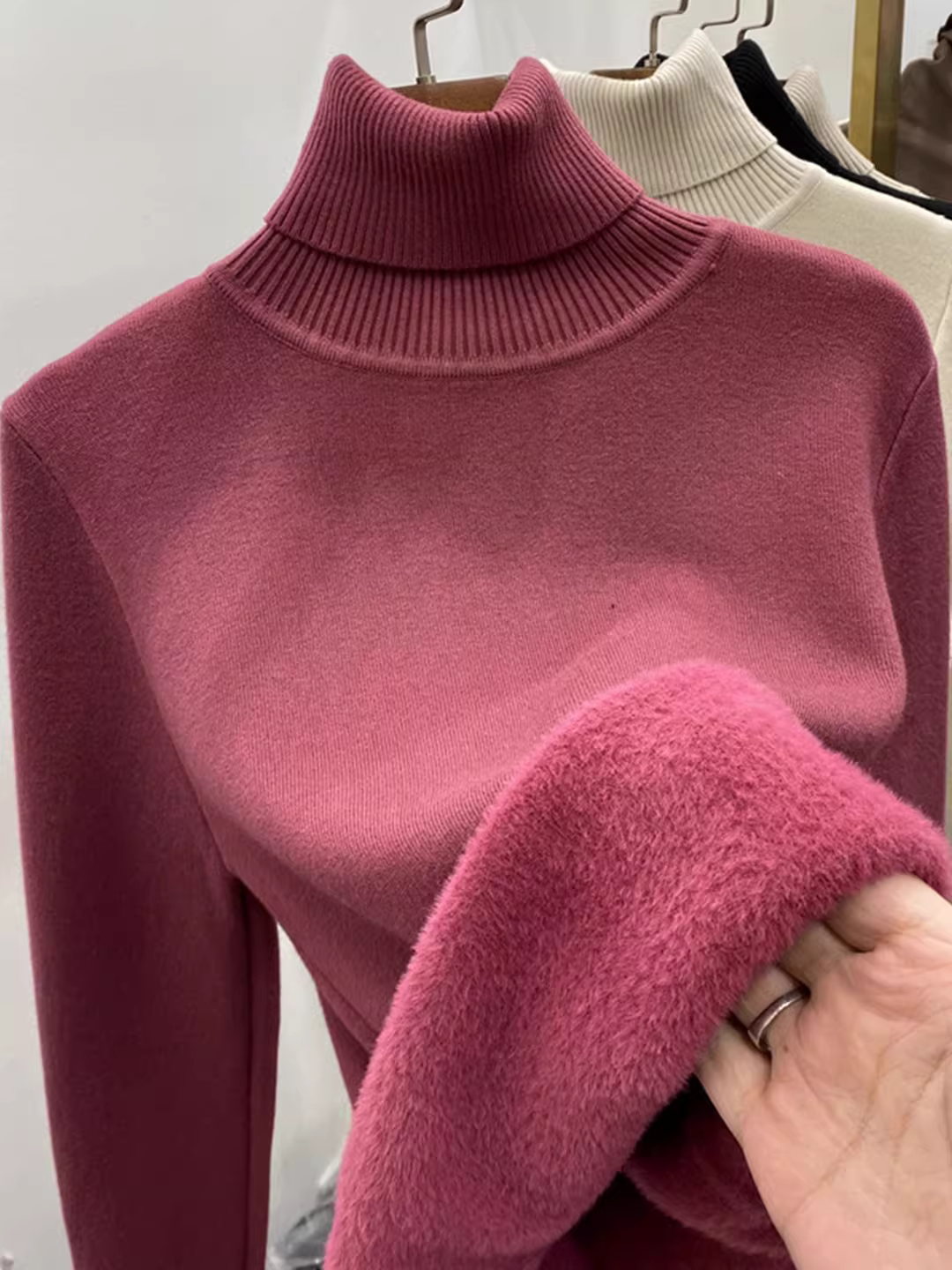 Quần áo nữ giảm giá có thương hiệu, áo len dày có cổ cao có nhãn cắt, lớp trong mùa thu đông, áo lót giữ ấm tích hợp lông cừu, hợp thời trang.