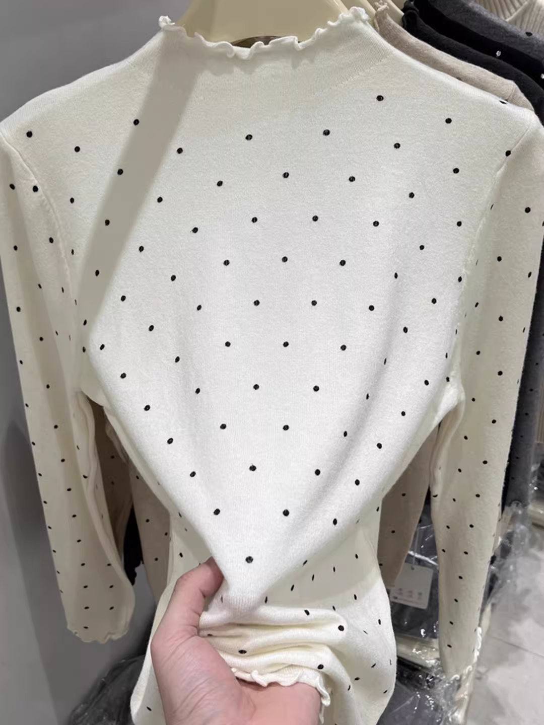 Quần áo nữ giảm giá có nhãn hiệu, áo thun dệt kim dài tay chấm bi xếp ly, áo kiểu dáng độc đáo giúp thon gọn, hợp thời trang.