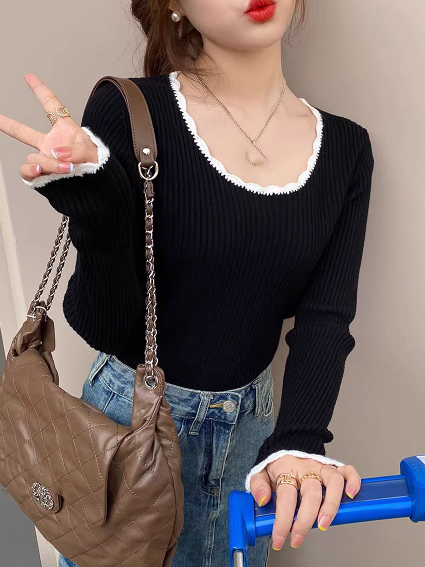 Hàng thanh lý quần áo nữ có mác cắt, áo len cổ tròn phối màu, mặc trong mùa thu đông, ôm dáng, áo lót tôn dáng, hợp thời trang.