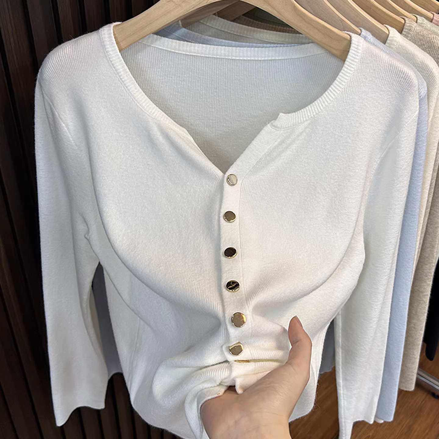 Hàng thanh lý: Hàng xuất dư, cắt mác, màu trơn, khóa kim loại, cổ chữ V, áo cardigan dệt kim dài tay dành cho nữ, mùa thu đông, chất liệu mềm mại và hợp thời trang.