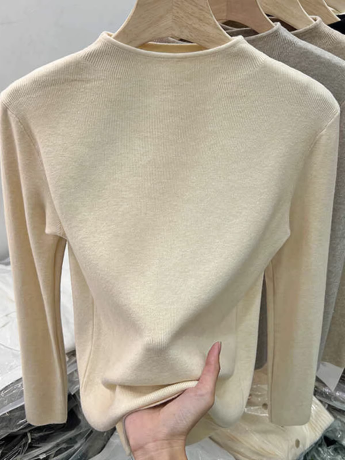 Quần áo nữ châu Âu giảm giá có thương hiệu, áo len dệt kim cổ cao nửa cổ, áo len chui đầu mùa thu đông, áo len mềm mại và ấm áp, áo lớp trong thời trang.