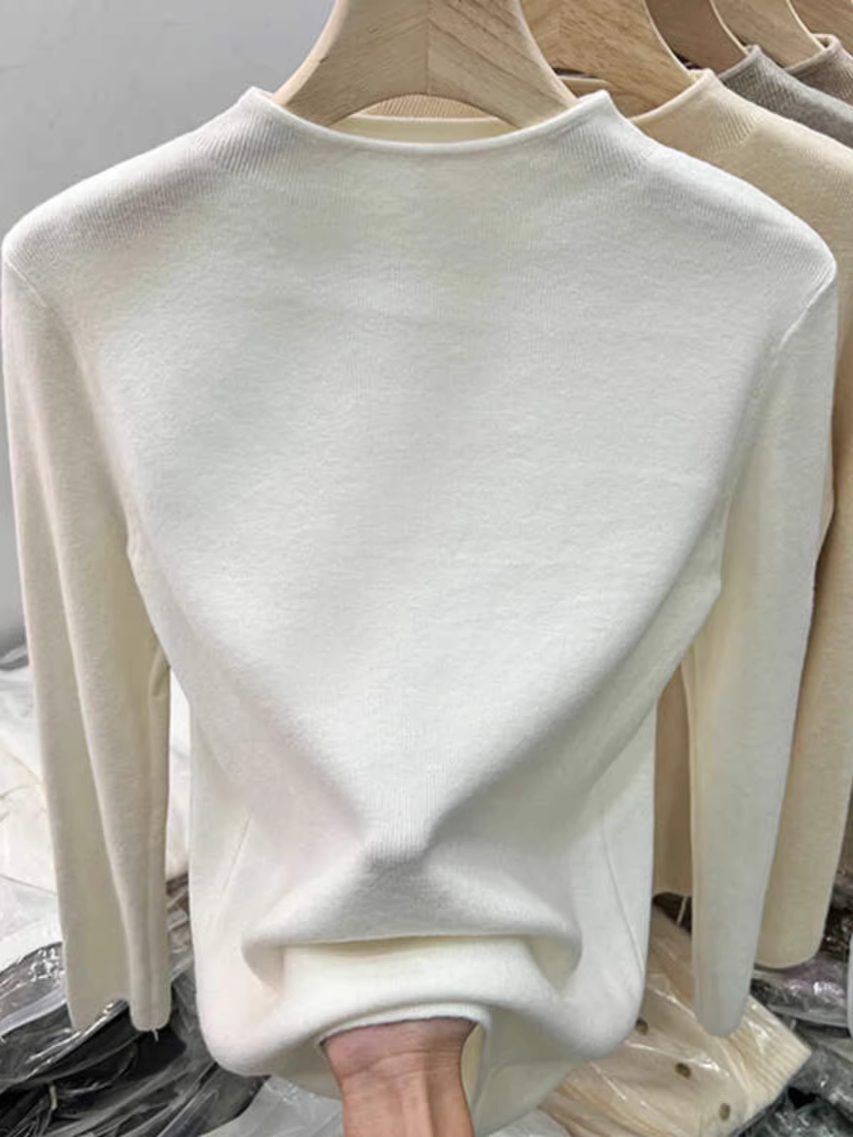 Quần áo nữ châu Âu giảm giá có thương hiệu, áo len dệt kim cổ cao nửa cổ, áo len chui đầu mùa thu đông, áo len mềm mại và ấm áp, áo lớp trong thời trang.