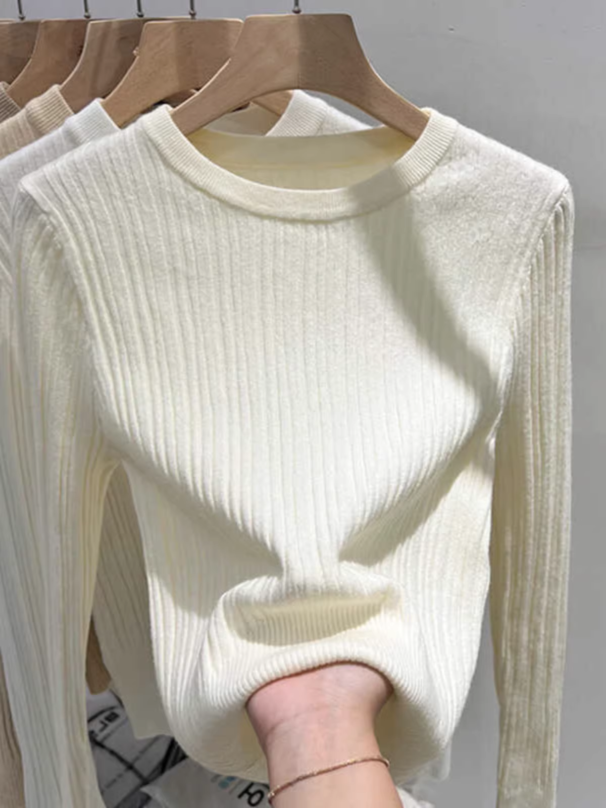 Áo thun nữ kiểu dáng châu Âu, hàng hiệu giảm giá, cổ tròn, chất liệu dệt kim, thích hợp mặc lớp trong mùa thu đông, ôm dáng, áo ngắn, thời trang.