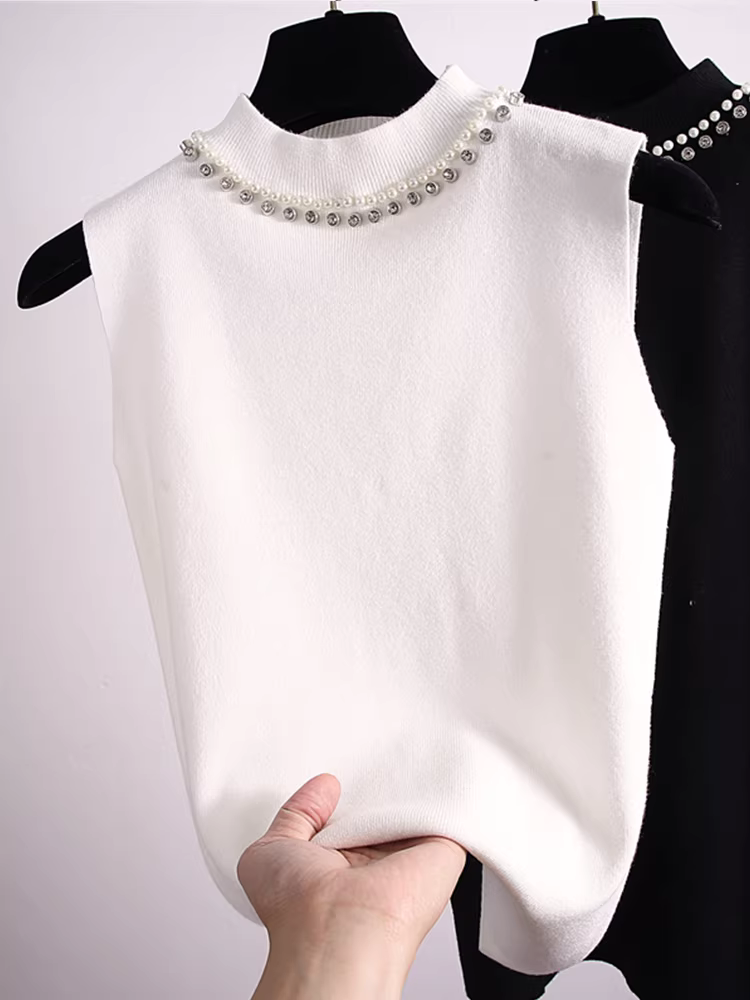 Quần áo nữ giảm giá có thương hiệu, thiết kế cắt nhãn, áo len dệt kim không tay, có thể mặc như lớp lót bên trong hoặc áo khoác ngoài, kiểu dáng ôm sát, đính hạt, phối cùng với áo khoác vest.