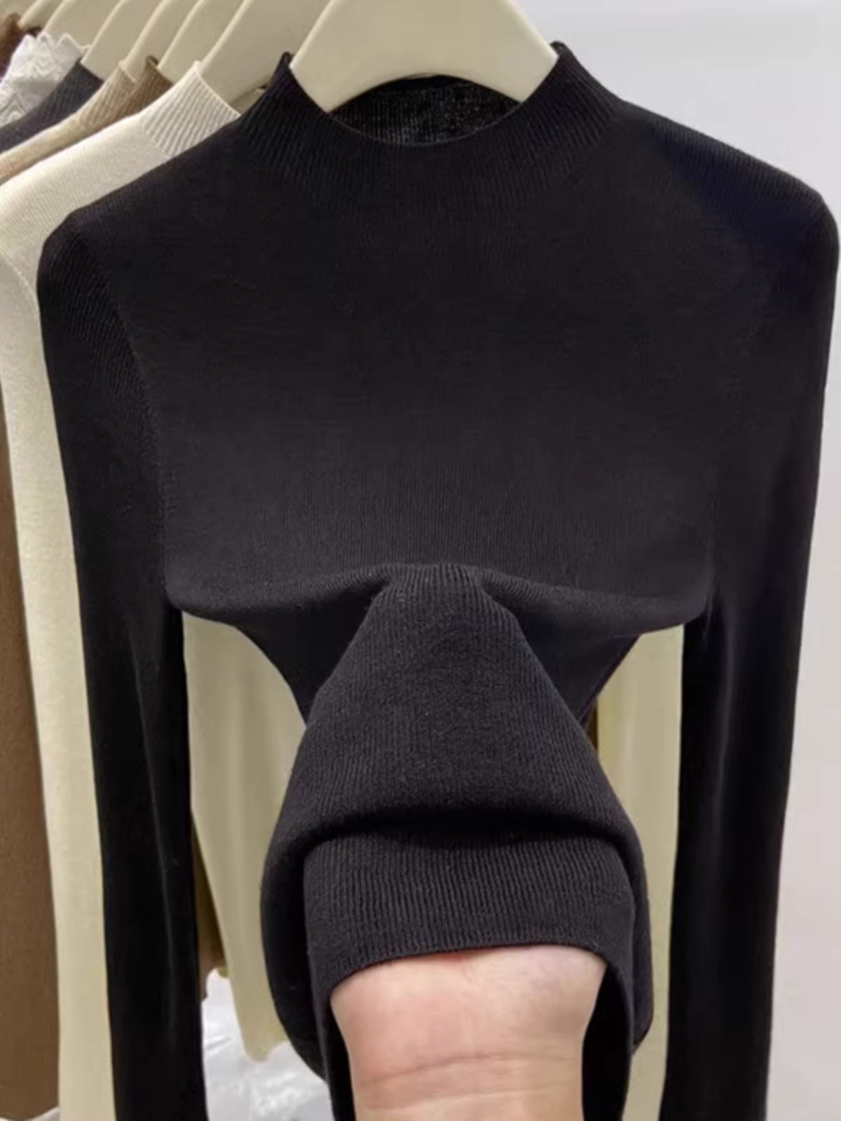 Giảm giá hàng thanh lý quần áo nữ châu Âu, áo len dệt kim dài tay cổ cao giảm giá, lớp trong ôm sát, áo len mềm mại và ấm áp, lớp áo lót thời trang.