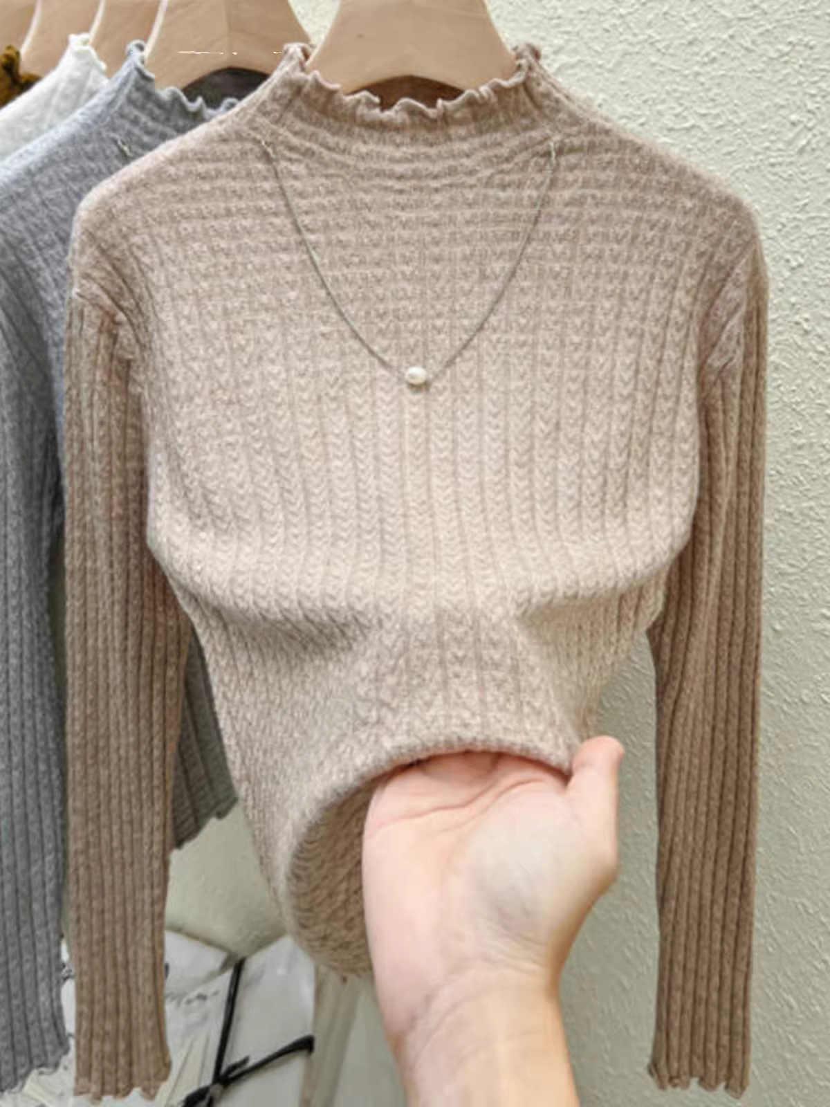 Quần áo nữ giảm giá ngoại thương, áo thun dệt kim cổ nửa cao, có nhãn cắt, mặc trong mùa thu đông, giảm tuổi tác, kiểu dáng thời trang, viền xếp ly, hợp xu hướng.