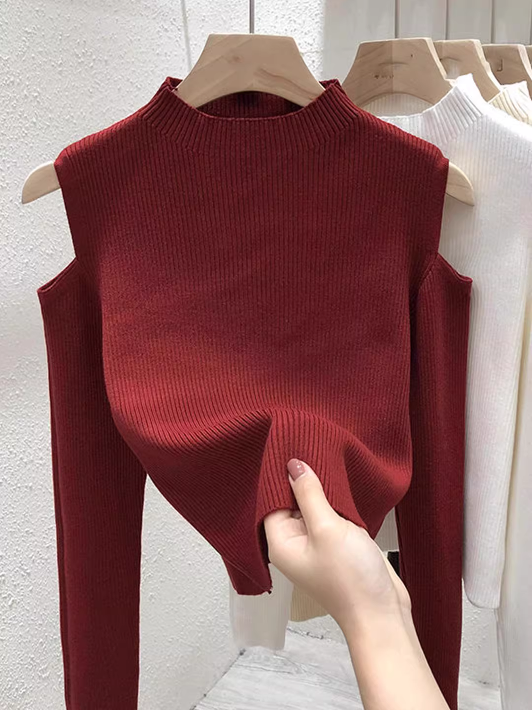 Quần áo nữ giảm giá có thương hiệu, áo sơ mi cổ cao nửa cổ lệch vai, áo dài tay ôm dáng thanh lịch dành cho nữ, áo dài tay thời trang.