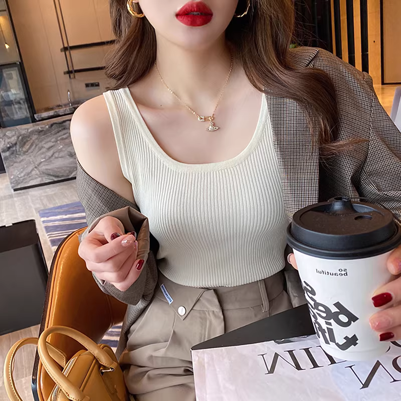 Áo camisole trắng nữ thanh lý, mặc trong vest, chất liệu lụa đá, cổ vuông, dây rộng, kiểu dáng thời trang.