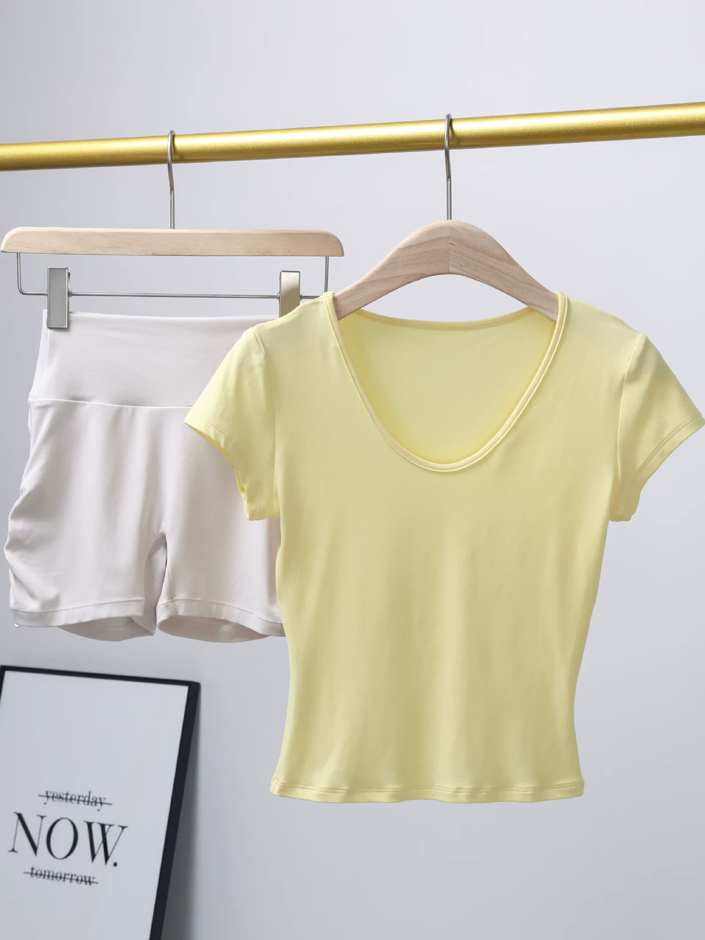 Bộ đồ thể thao dành cho nữ, áo thun ngắn tay ôm sát cổ chữ V mùa hè, quần short tập yoga nâng mông cạp cao chạy bộ