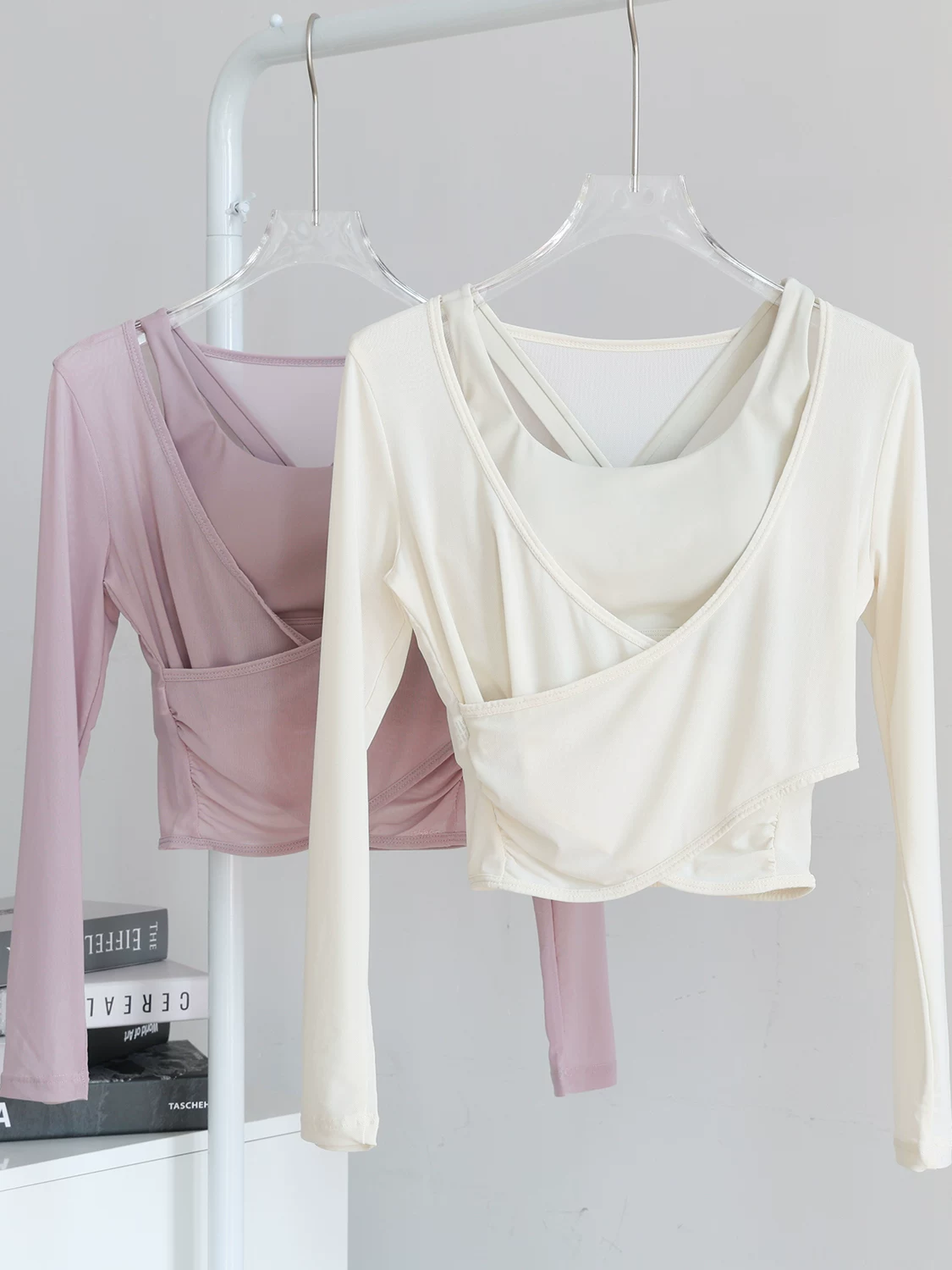 Bộ đồ tập yoga cao cấp dành cho nữ, chất liệu lưới thoáng khí nhanh khô, có mút ngực, quần ống loe dài tay.
