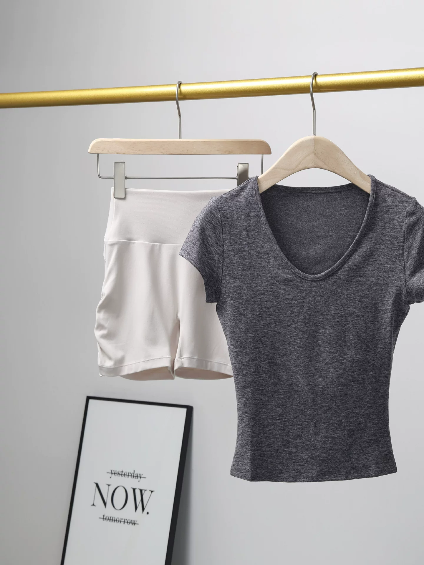 Bộ đồ thể thao dành cho nữ, áo thun ngắn tay ôm sát cổ chữ V mùa hè, quần short tập yoga nâng mông cạp cao chạy bộ