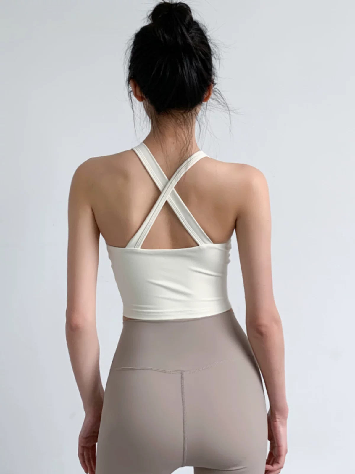 Áo ngực thể thao nữ cổ chữ V, thiết kế lưng chéo, áo tập yoga, kiểu dáng cúp ngực đầy đủ, gợi cảm, thích hợp chạy bộ, có thể mặc bên ngoài.
