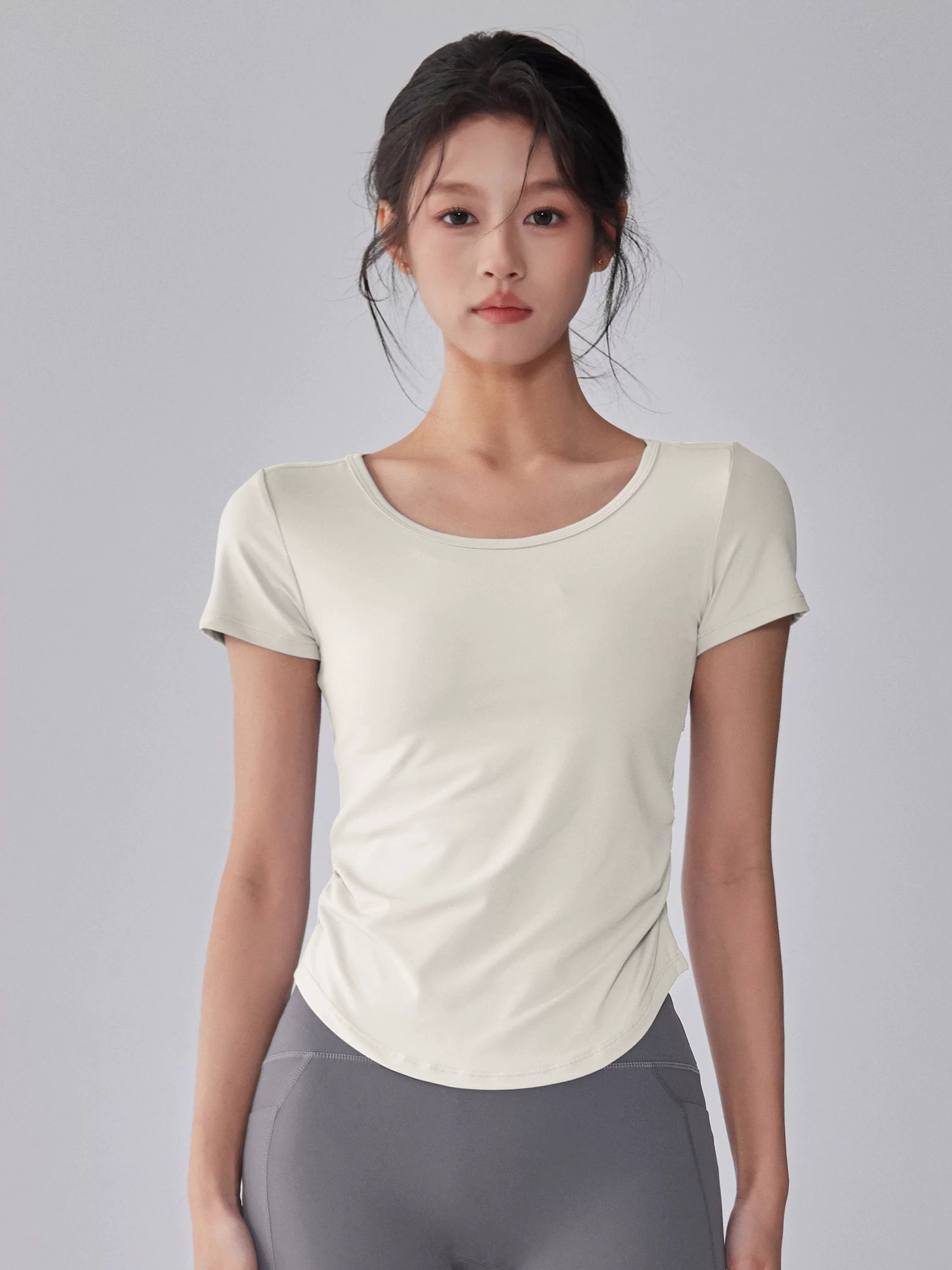Áo thun thể thao yoga lưới kiểu mới 2025, tay ngắn, chống nắng, nhanh khô, ôm dáng, thoáng khí, giúp tôn dáng thon gọn.