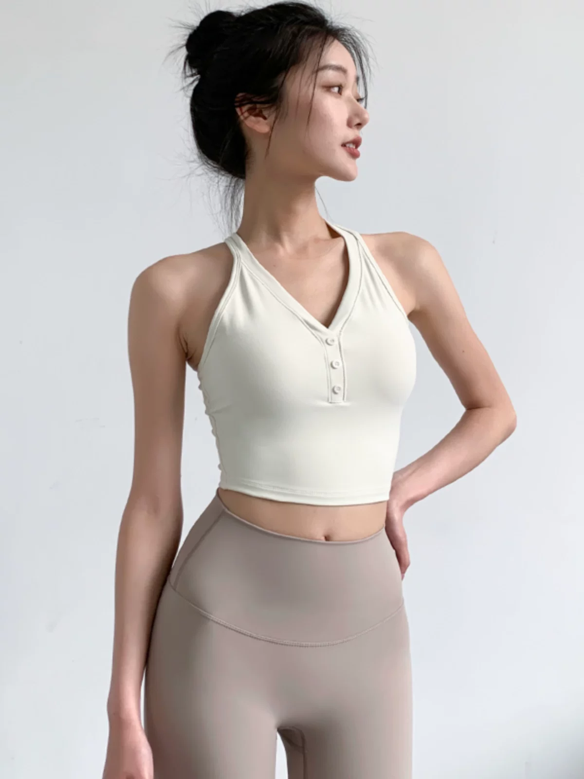 Áo ngực thể thao nữ cổ chữ V, thiết kế lưng chéo, áo tập yoga, kiểu dáng cúp ngực đầy đủ, gợi cảm, thích hợp chạy bộ, có thể mặc bên ngoài.