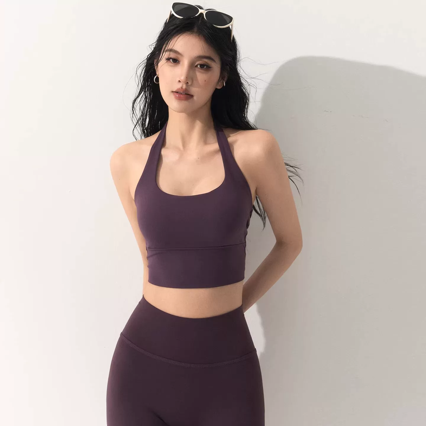 Bộ đồ tập yoga kiểu mới 2026 với áo hai dây cổ halter thiết kế lưng đẹp dành cho nữ, bộ đồ thể thao Pilates liền thân kèm áo ngực thể thao.