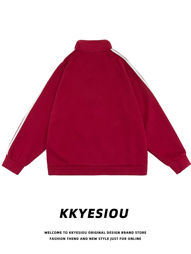 Áo khoác hoodie cặp đôi kiểu dáng thể thao, cổ đứng, khóa kéo, màu đỏ, họa tiết sọc retro Mỹ, đa năng, unisex, thương hiệu KKyesiou