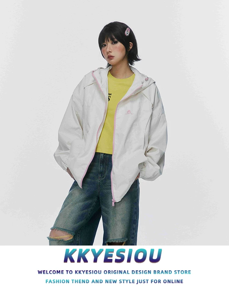 Áo khoác có mũ trùm đầu dành cho cặp đôi của thương hiệu KKyesiou theo phong cách retro ngoài trời của Mỹ, áo khoác gió dành cho cặp đôi màu sữa unisex.