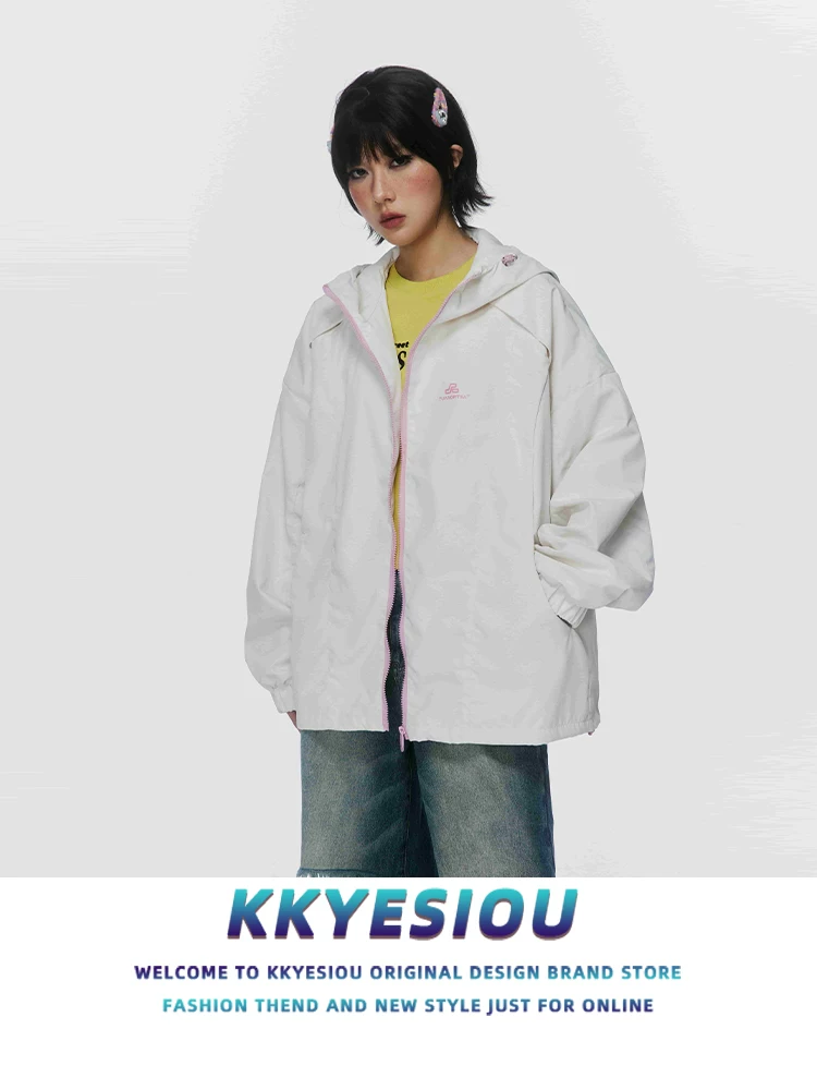 Áo khoác có mũ trùm đầu dành cho cặp đôi của thương hiệu KKyesiou theo phong cách retro ngoài trời của Mỹ, áo khoác gió dành cho cặp đôi màu sữa unisex.