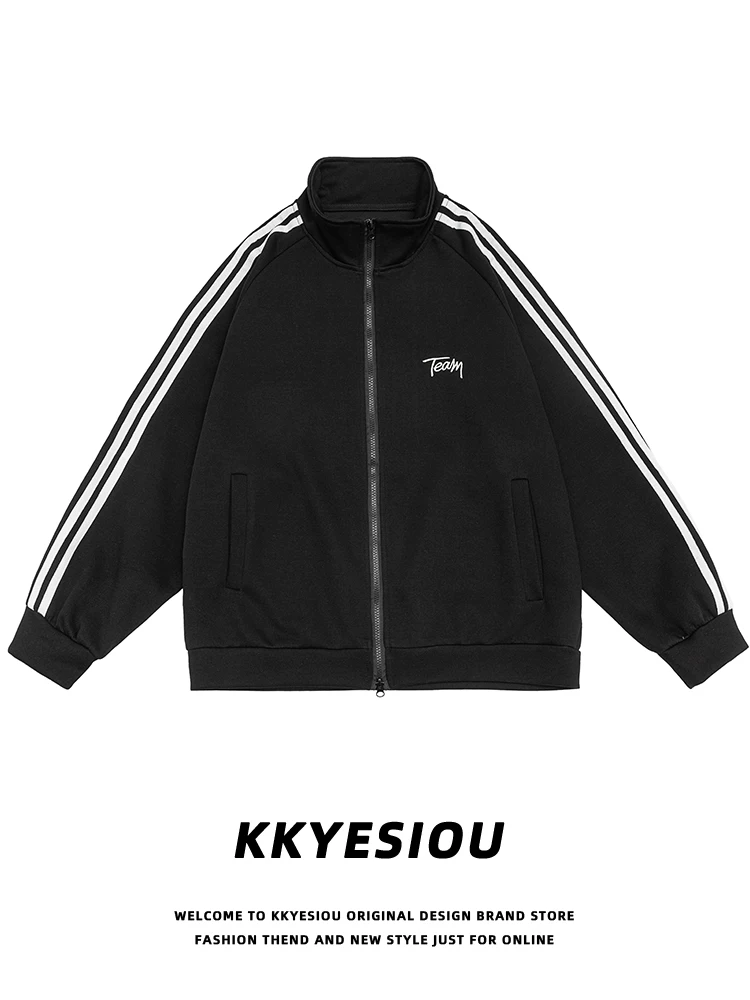 Áo khoác hoodie cặp đôi kiểu dáng thể thao, cổ đứng, khóa kéo, màu đỏ, họa tiết sọc retro Mỹ, đa năng, unisex, thương hiệu KKyesiou