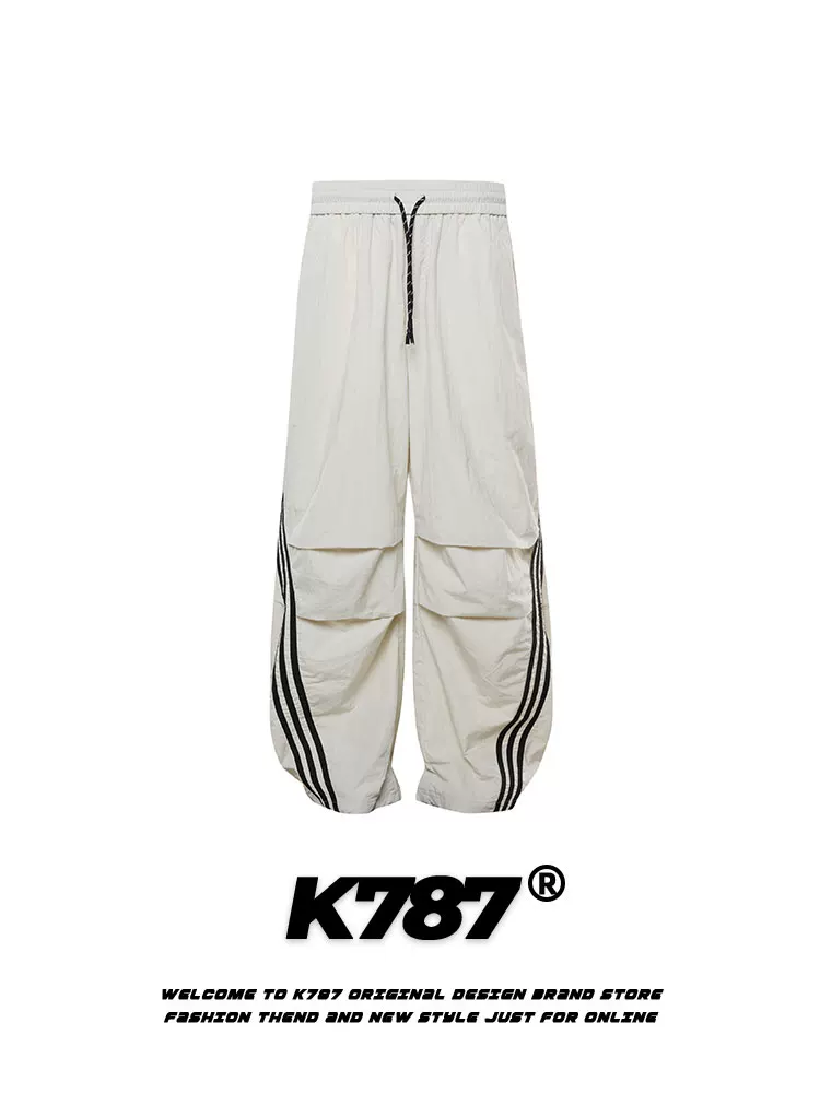 Quần jogger xếp ly ba sọc kiểu Mỹ cổ điển K787 unisex, chất liệu thoáng khí, dáng thẳng ống rộng, phong cách đường phố, thích hợp khiêu vũ đường phố.