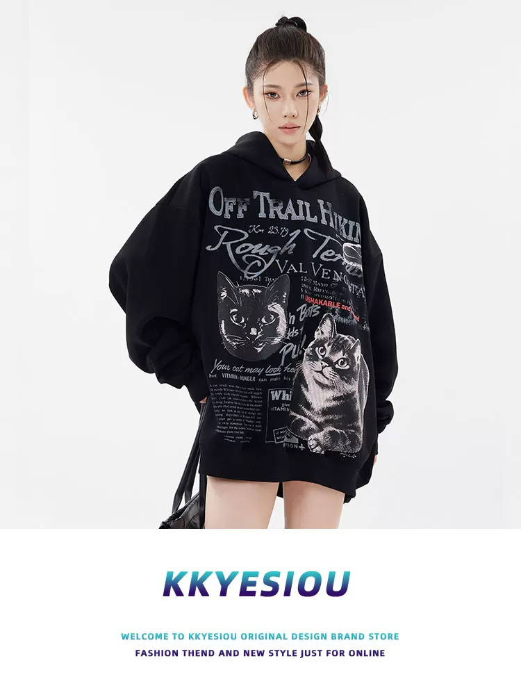 Áo hoodie mèo unisex kiểu dáng retro thời thượng của thương hiệu KKyesiou, thiết kế rộng rãi, đa năng, thích hợp cho cả nam và nữ.