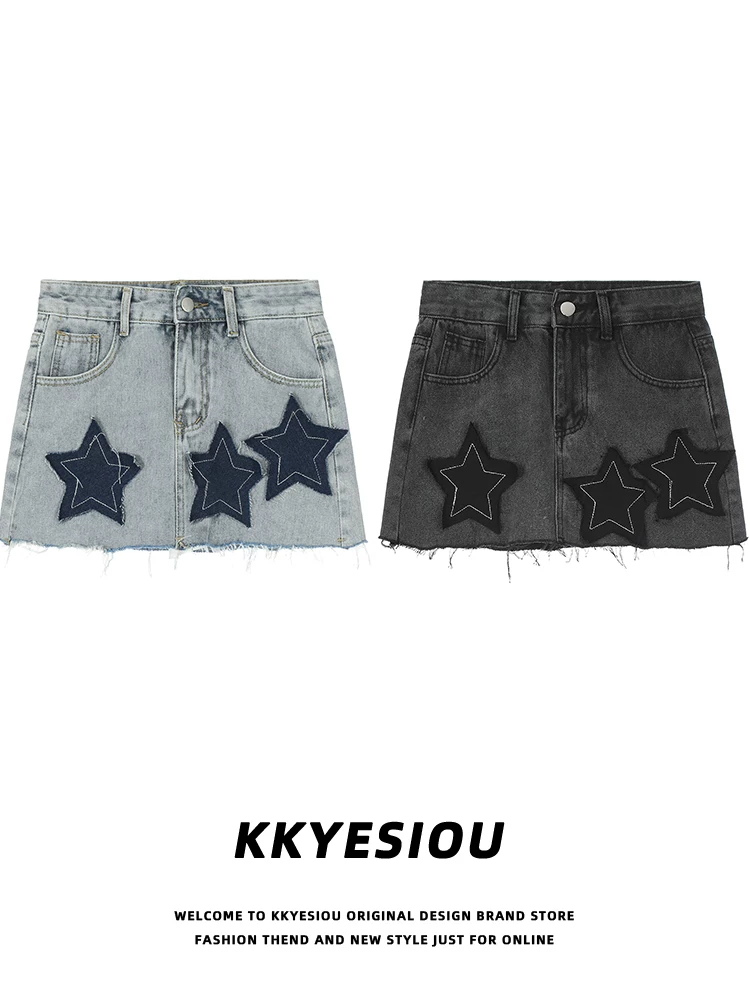 Chân váy denim ngắn thêu họa tiết lấy cảm hứng từ phong cách đường phố Mỹ của KKyesiou dành cho nữ, với viền thô, cạp cao và kiểu ôm sát.