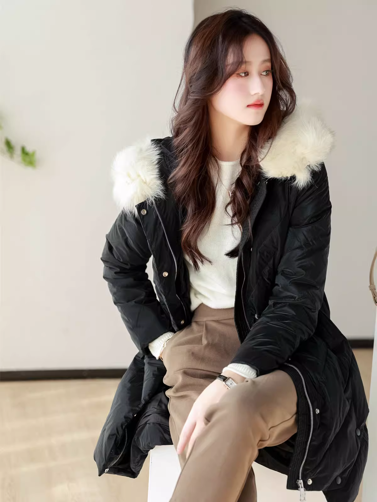 Giảm giá đặc biệt: Áo khoác lông vũ nữ dáng ôm dài trung bình, cổ lông thật, 90% lông vũ trắng, màu đen.