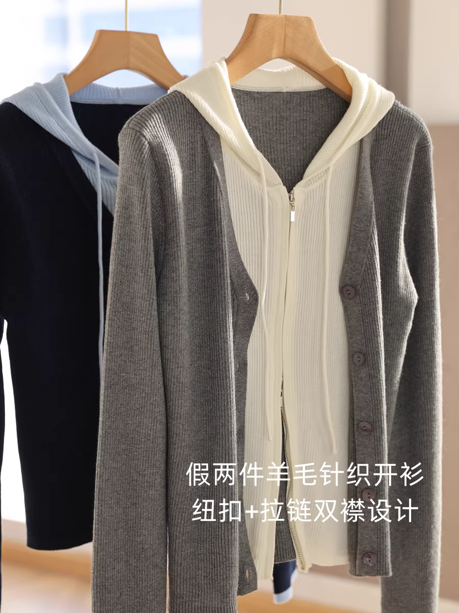 Kiểu dáng nhiều lớp theo phong cách blogger, sợi len sáng bóng, phối màu tương phản giả hai mảnh, áo cardigan dệt kim có mũ trùm đầu, cài khuy đôi dành cho nữ.