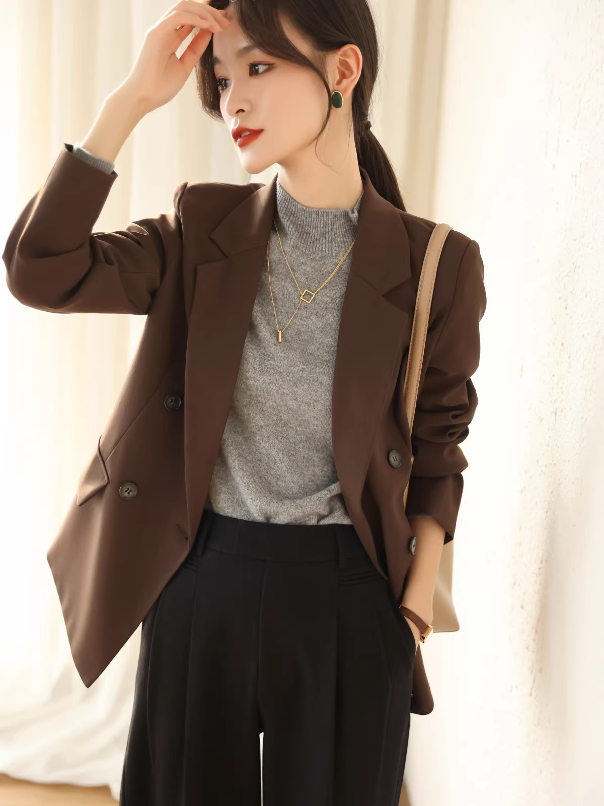 Áo blazer dài tay dáng rộng màu trơn trẻ trung CBD Qiaojiaren dành cho nữ, màu trơn đa năng cho mùa thu.