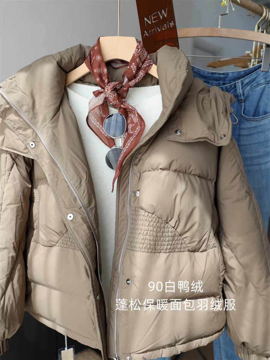 Áo khoác lông vũ Bread Down Jacket Original 599! Lông vũ trắng 90% thật, mềm mại và ấm áp, mũ trùm đầu có thể tháo rời, kiểu dáng rộng rãi. Chỉ còn 30+ chiếc nữa!